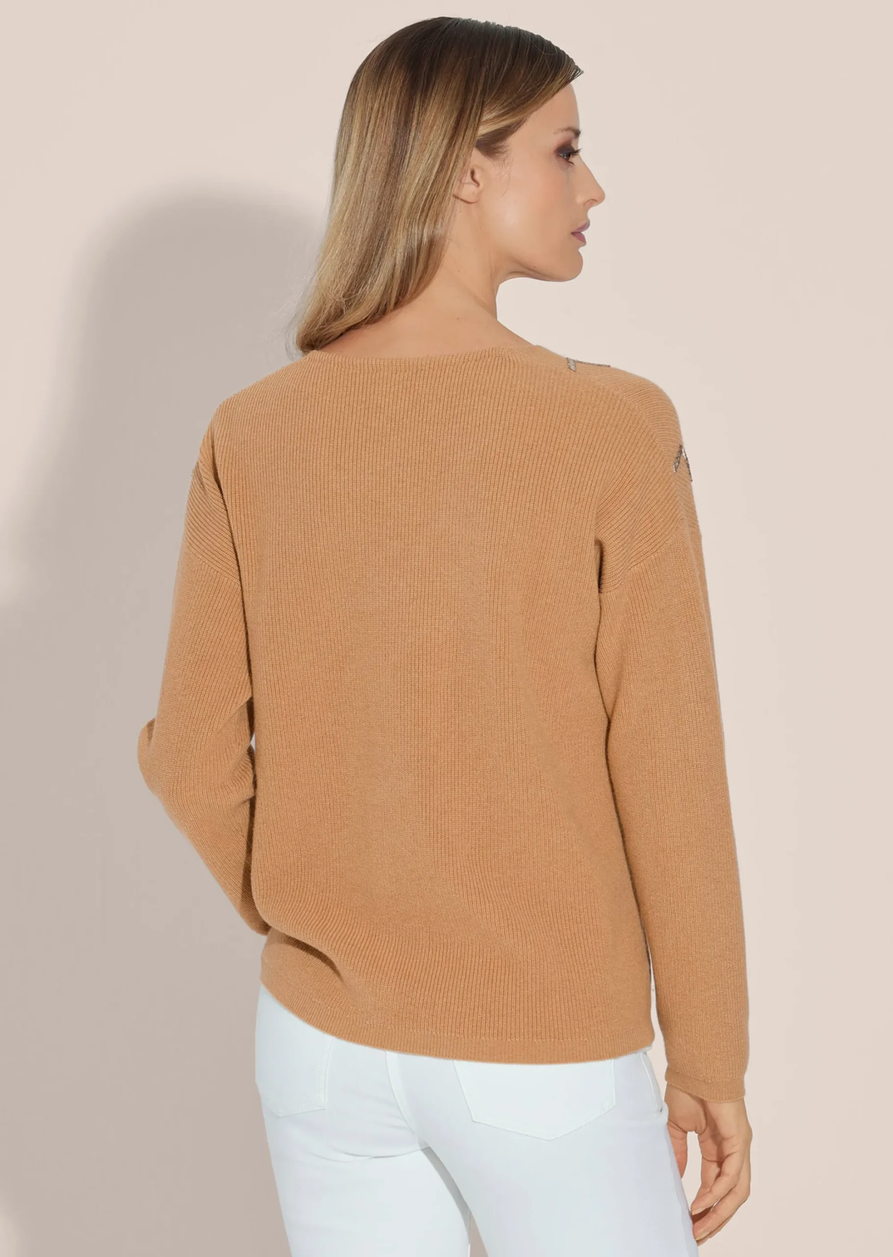 Oversize-Pullover mit aufwändiger Dekoration