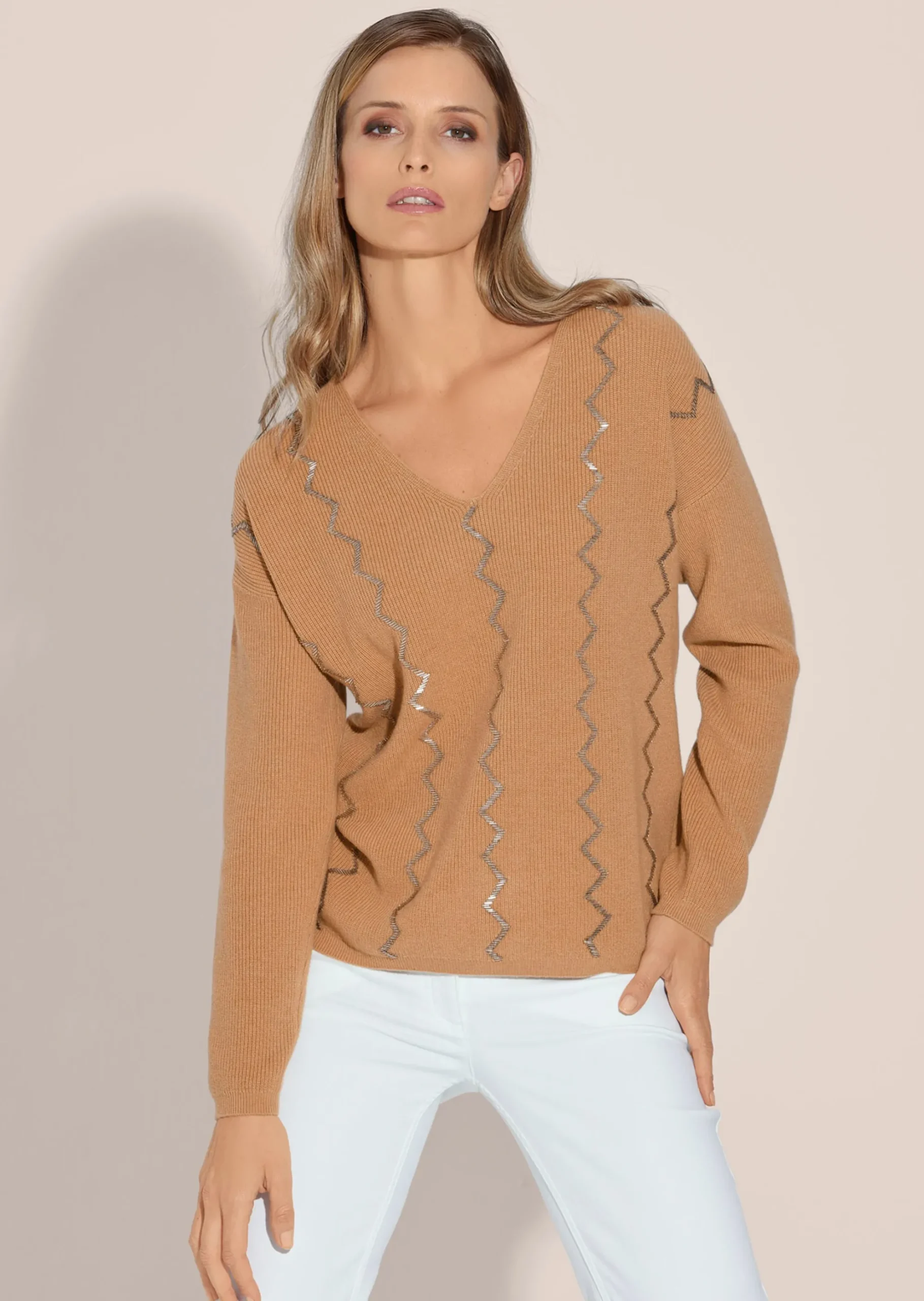 Oversize-Pullover mit aufwändiger Dekoration