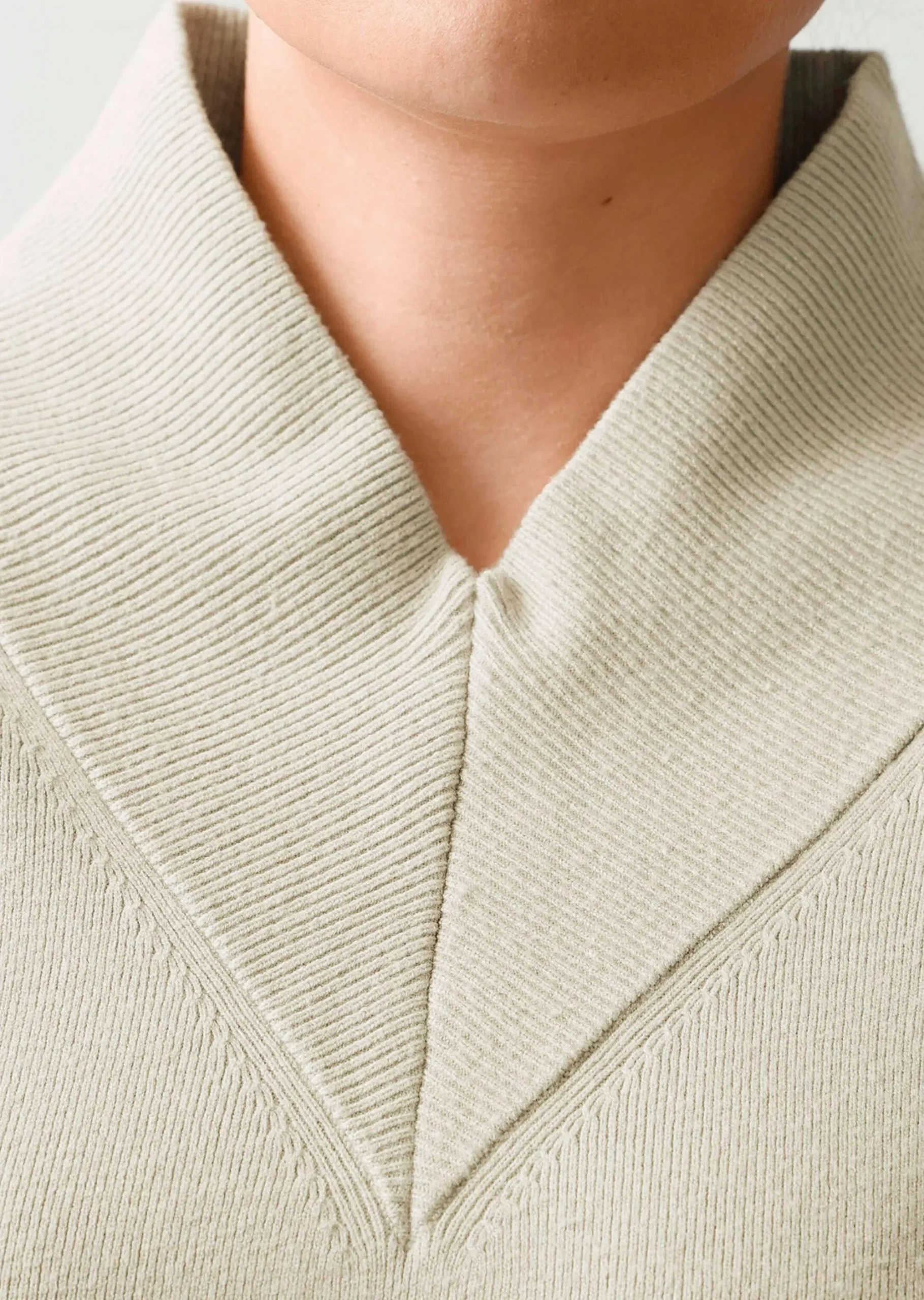 Pullover mit breitem V-Ausschnitt