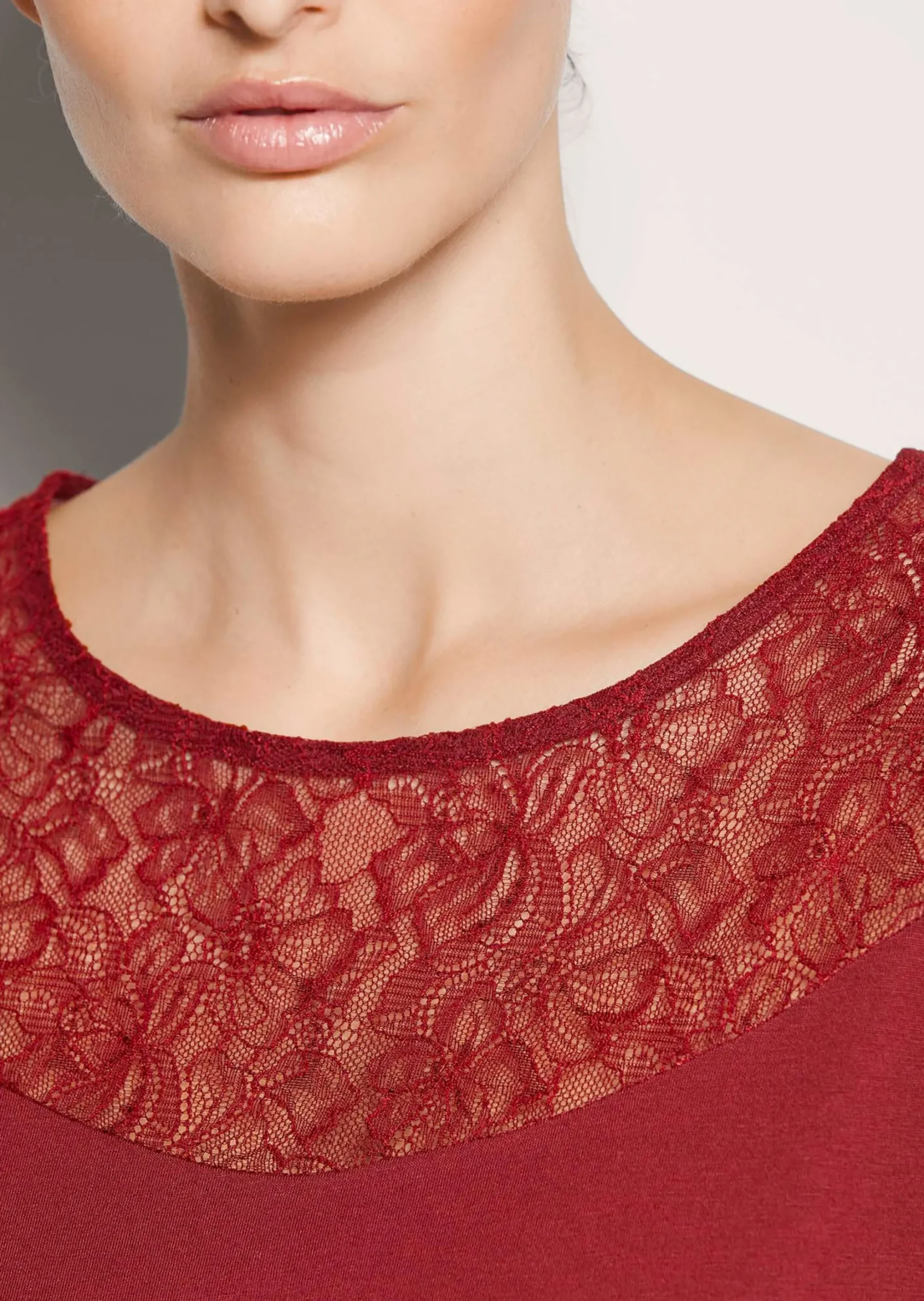 Rundhals-Shirt mit Spitze