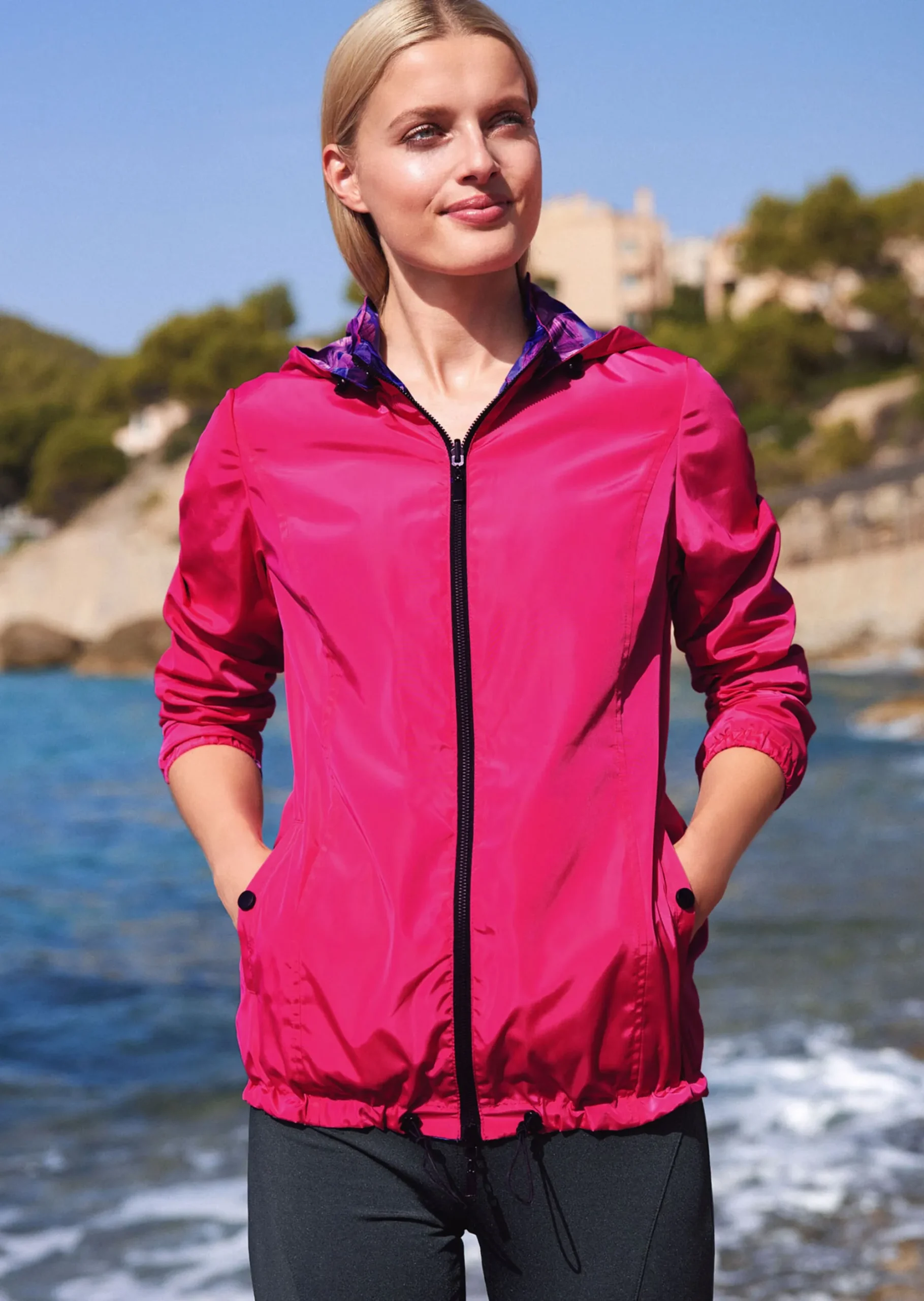 Sportive Wendejacke mit Kapuze