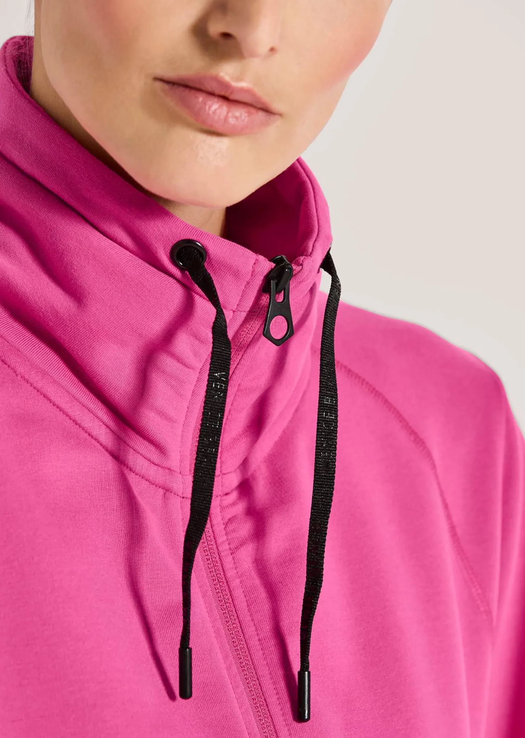 Sportliche Sweatjacke mit Stehkragen