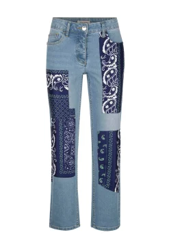 Strandhose mit modischen Patches auf Vorder - und Rückseite