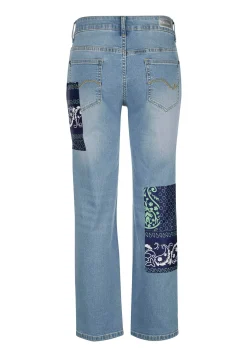 Strandhose mit modischen Patches auf Vorder - und Rückseite