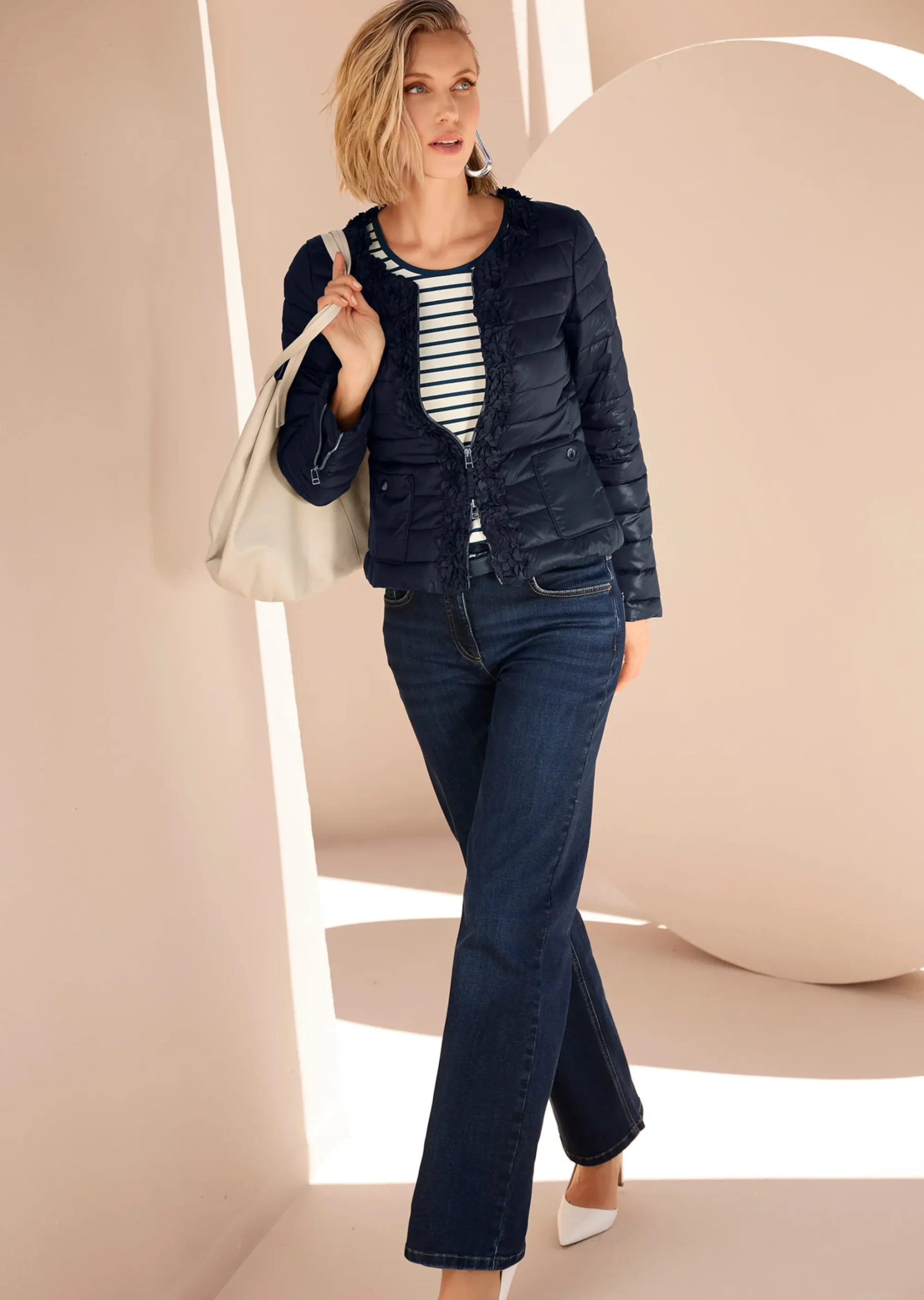 Wattierte Steppjacke mit Blüten-Dekoration